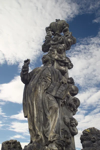 Статуя святого Каетана на Карловом мосту — стоковое фото