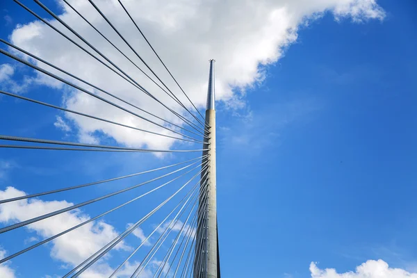 Molnlandskap och vyn bridge — Stockfoto