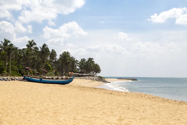 Barco en la playa en Negombo — Foto de Stock