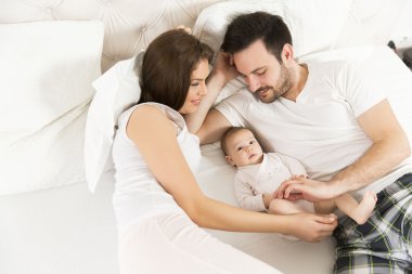 Bebekli mutlu bir aile