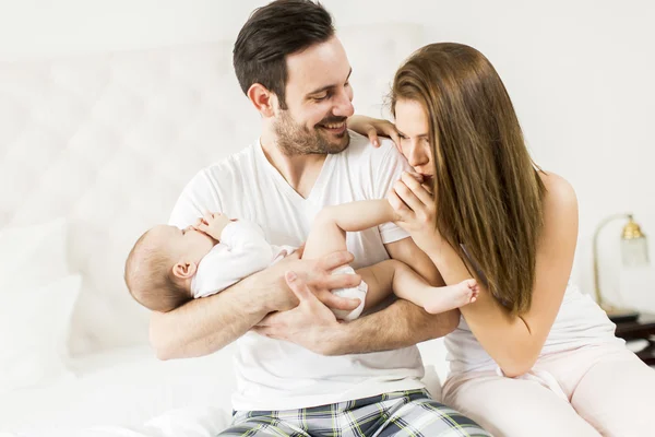 Família feliz com bebê — Fotografia de Stock