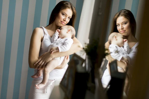 Mãe e bebê menina — Fotografia de Stock