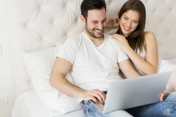 Casal jovem com laptop — Fotografia de Stock