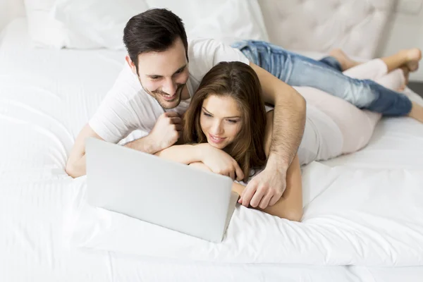 Casal jovem com laptop — Fotografia de Stock