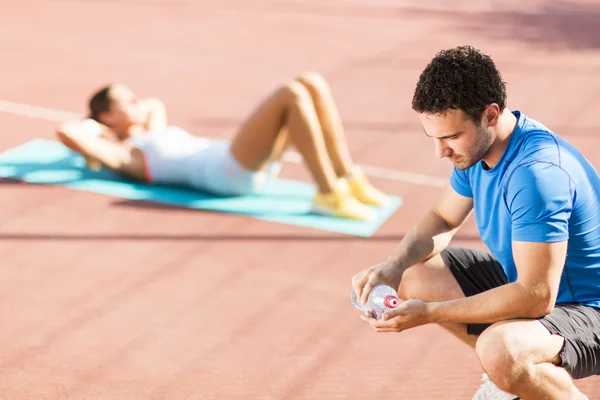 Mulher treinando com personal trainer — Fotografia de Stock