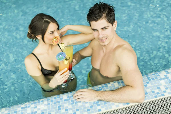 Jovem casal na piscina — Fotografia de Stock