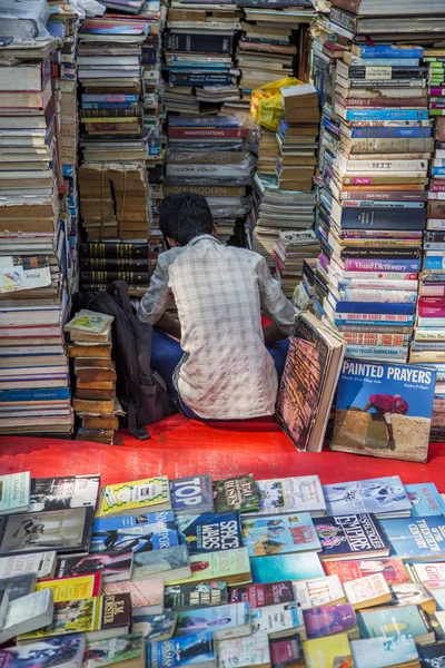Sprzedawca książek w Mumbai, Indie — Zdjęcie stockowe