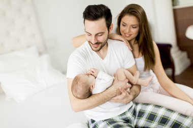 yatakta mutlu bir aile