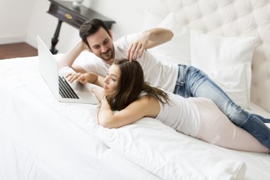 Bilgisayarlı genç çift