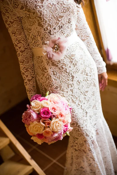 Novia con ramo de boda —  Fotos de Stock
