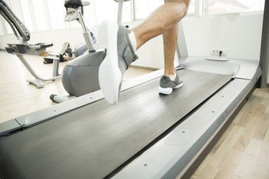 bir koşu bandı üzerinde erkek bacaklar