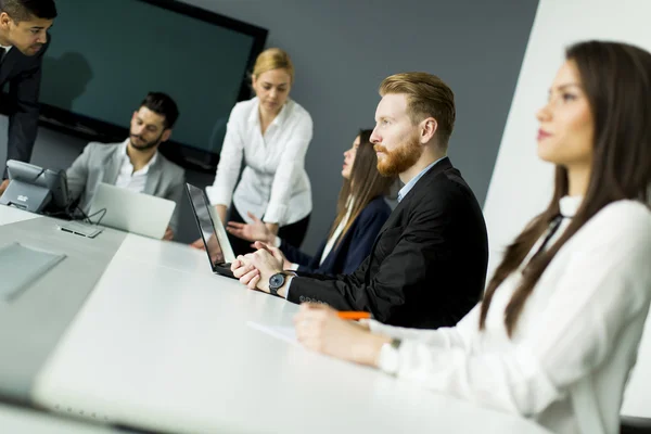 Empresários no escritório — Fotografia de Stock