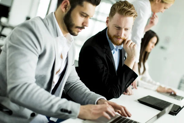 Jóvenes empresarios — Foto de Stock