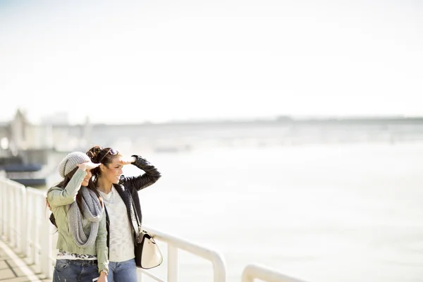 2 人の若い女性の屋外 — ストック写真