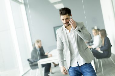 telefon ile genç adam
