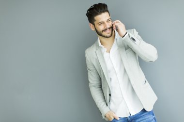 telefon ile genç adam