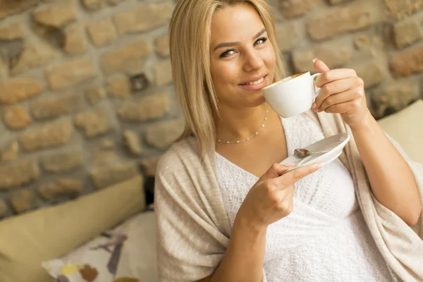 Femme avec tasse de café — Photo