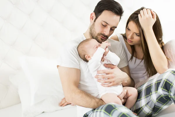 Famille heureuse avec bébé nouveau-né — Photo