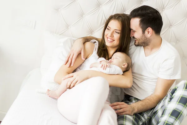 Lycklig familj med nyfött barn — Stockfoto