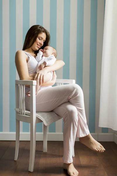 Mamma och baby flicka i rummet — Stockfoto