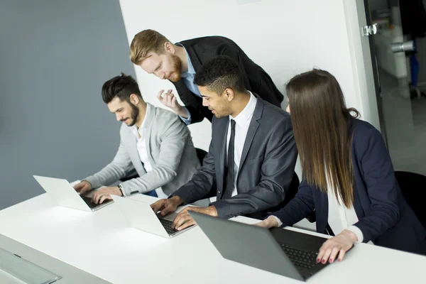 Empresários no escritório — Fotografia de Stock