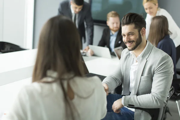 Gente de negocios en la oficina — Foto de Stock