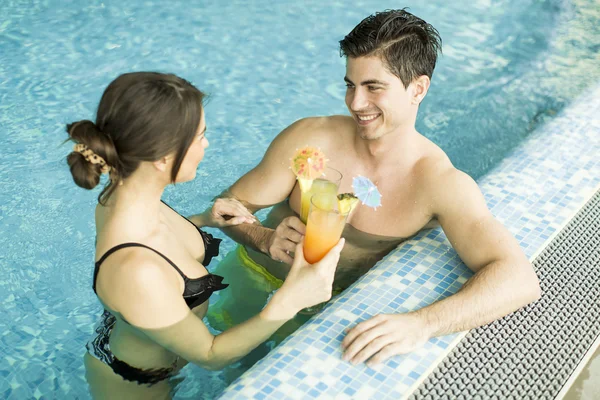 Pareja joven en la piscina — Foto de Stock