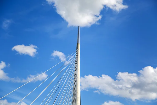 Wolkenlandschaft und Teil der Brücke — Stockfoto