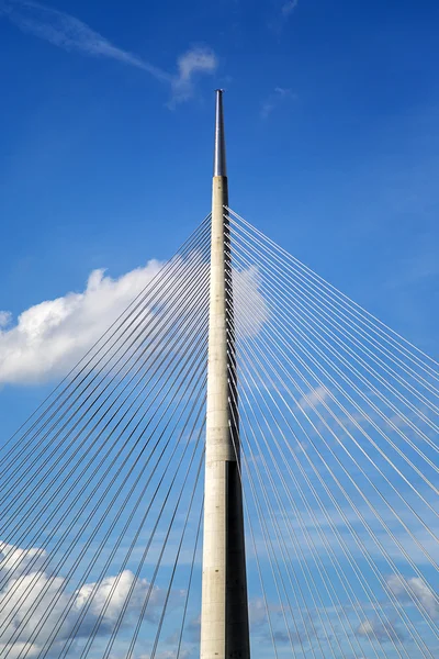 Облачность и часть моста — стоковое фото