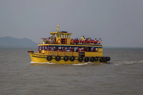 Personas no identificadas en un ferry —  Fotos de Stock