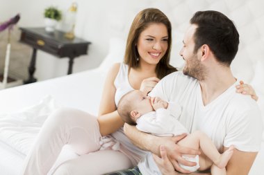 yatakta mutlu bir aile