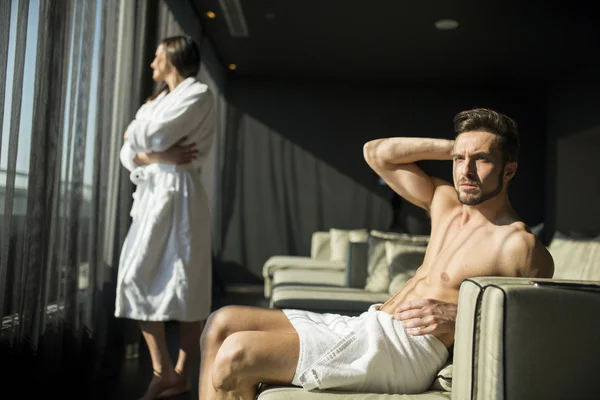 Jovem casal no quarto — Fotografia de Stock