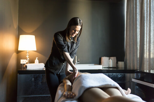 Женщина на массаже
