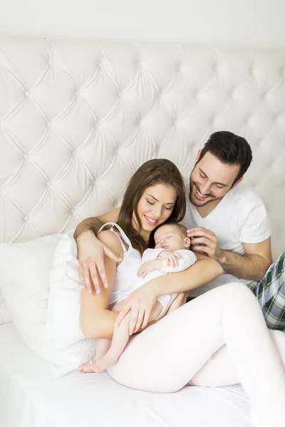 Família feliz com bebê recém-nascido — Fotografia de Stock