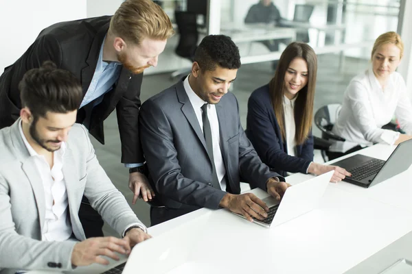 Geschäftsleute im Büro — Stockfoto