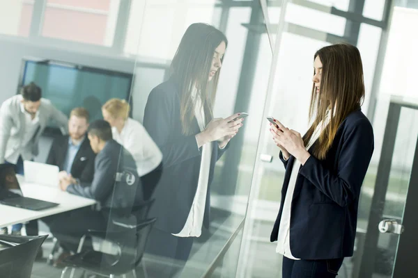 Geschäftsleute im Büro — Stockfoto