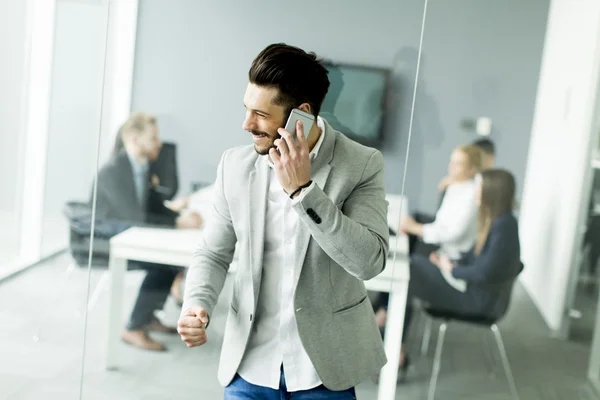 Jovem com telefone — Fotografia de Stock