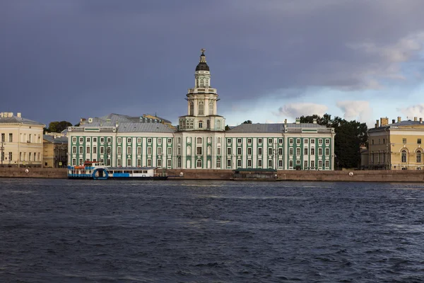 Science building on the Neva river — Stock Photo, Image