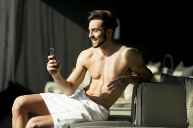 Odadaki telefon ile erkekler