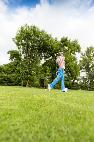 Junger Mann beim Golfspielen — Stockfoto