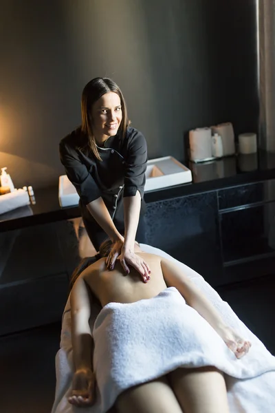 Kvinna med massage — Stockfoto