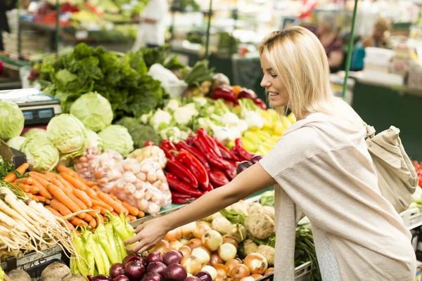 Young woman at the market — Stock Photo, Image
