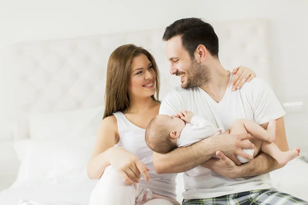 Família feliz com bebê recém-nascido — Fotografia de Stock