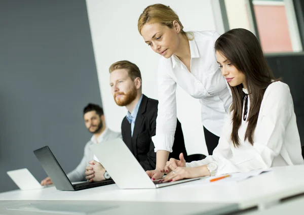 Gente de negocios en la oficina — Foto de Stock