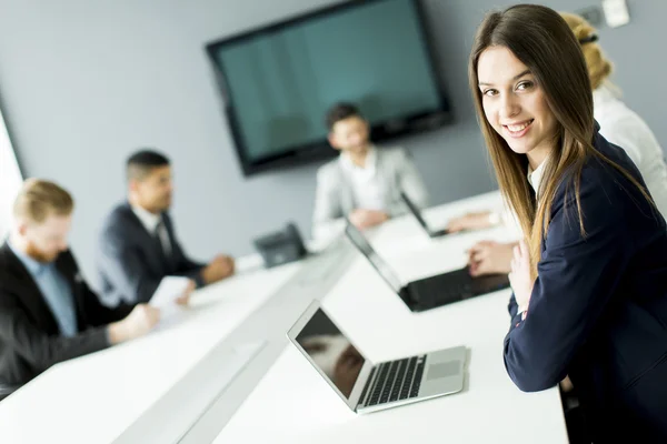 Empresários no escritório — Fotografia de Stock