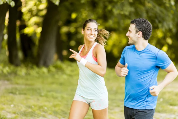 Jovens a correr — Fotografia de Stock