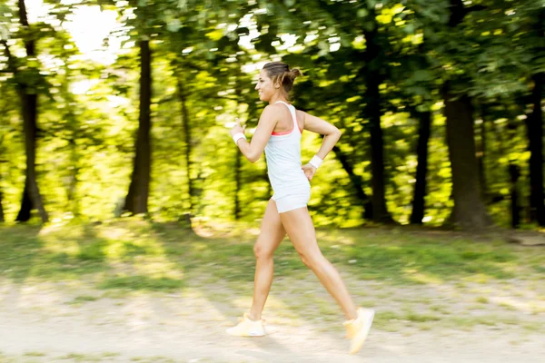 Young woman running in the park — Stock Photo, Image