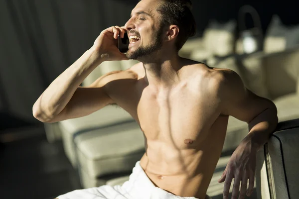 Mannen met telefoon op de kamer — Stockfoto