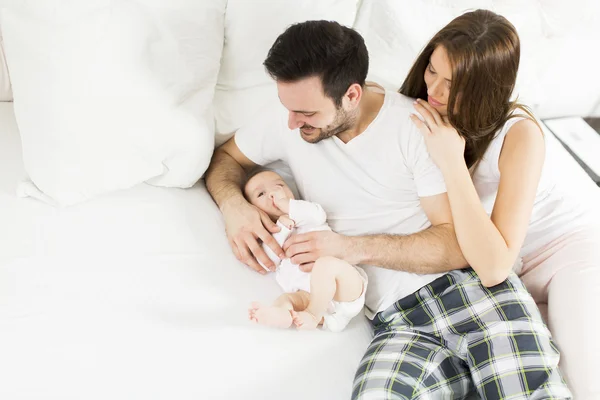 Família feliz com bebê recém-nascido — Fotografia de Stock