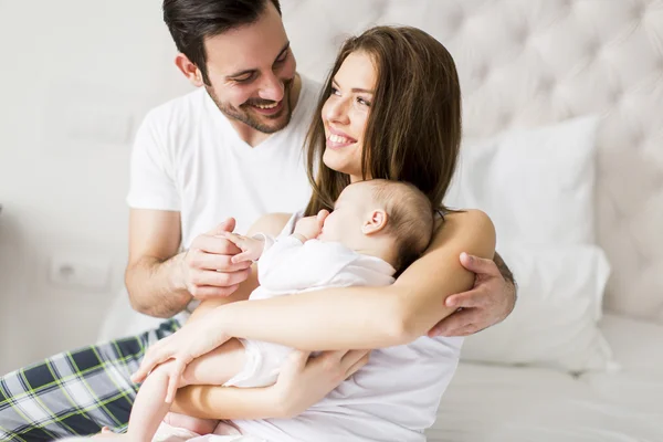 Família feliz com bebê recém-nascido — Fotografia de Stock